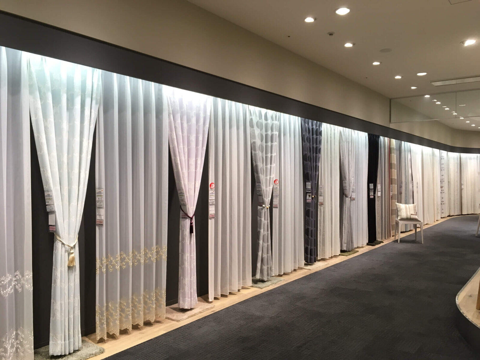 ジャストカーテン　グランフロント大阪店　展示商品吊替えを行いました。