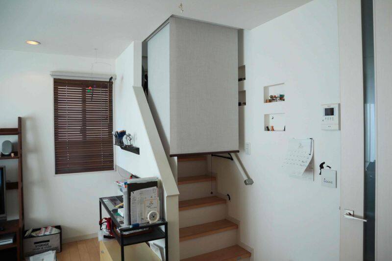 リビング階段をロールスクリーンで仕切る方法 冷暖房効率up ジャストカーテン公式ブログ
