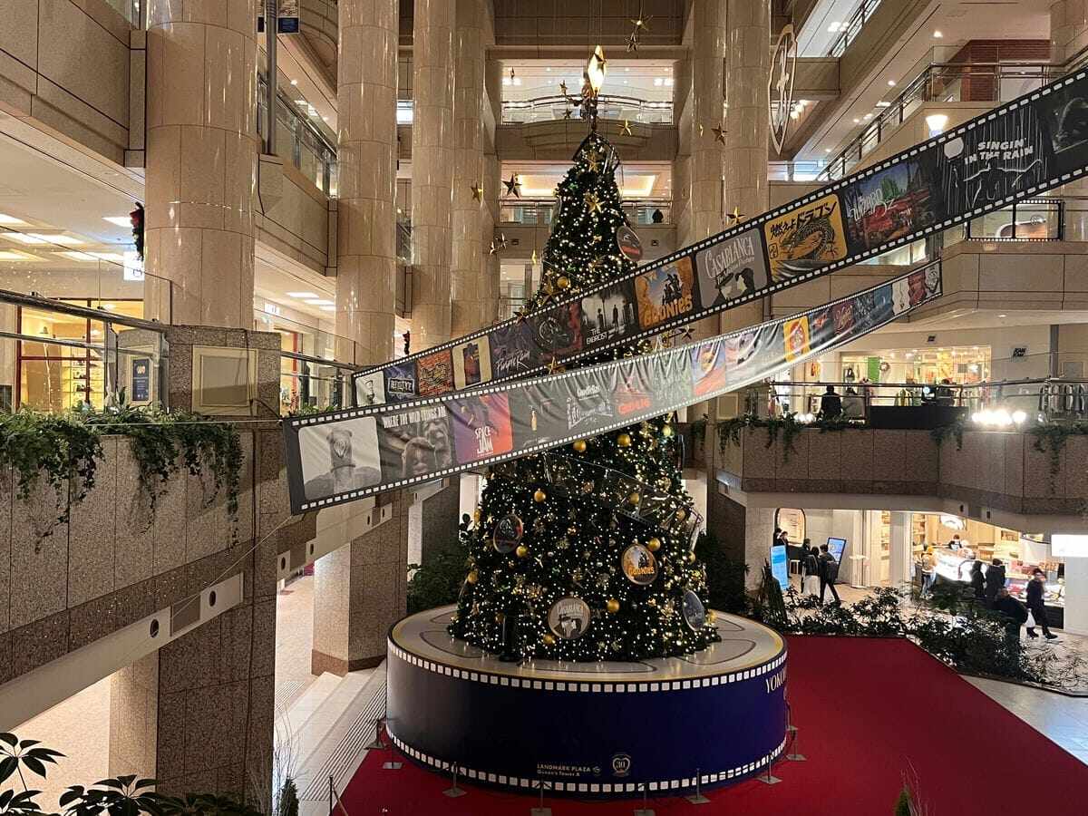 横浜ランドマークプラザのワーナーブラザーズクリスマスツリー🎄