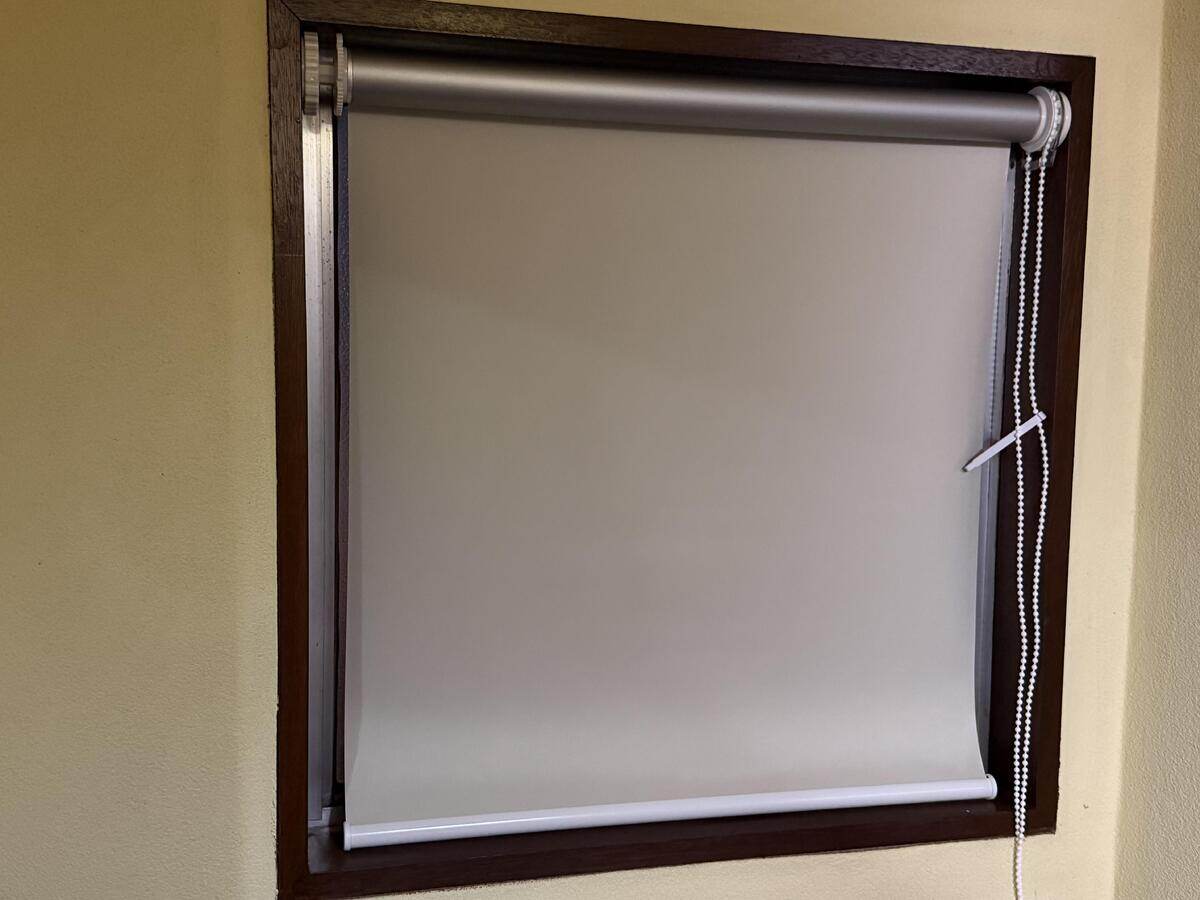 つっぱりロールスクリーン -遮熱・遮光1級- ベージュ JCL-3052