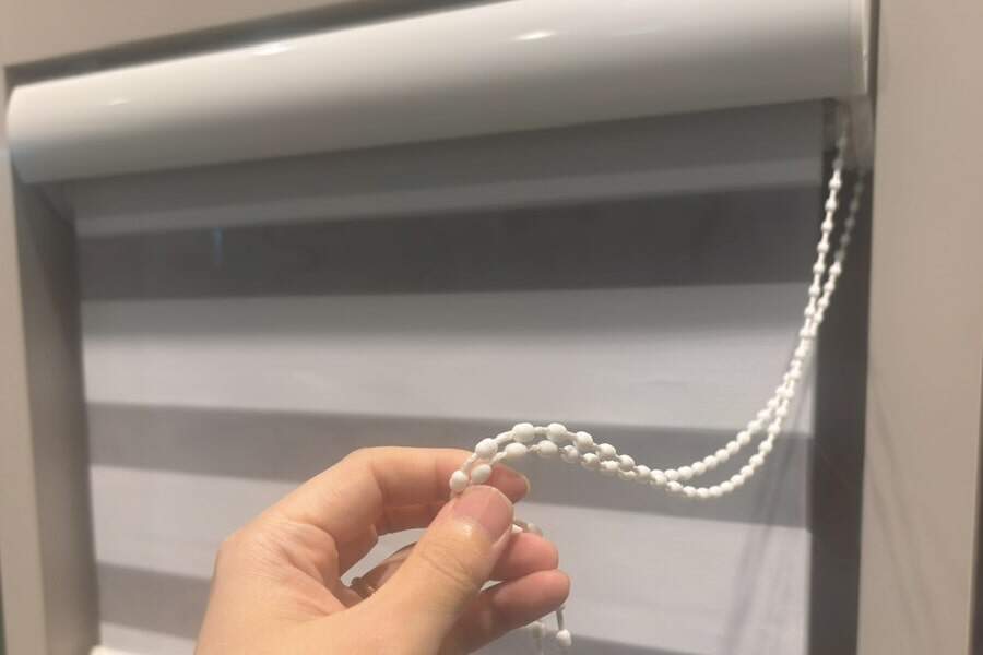 ロールスクリーンと紐の画像